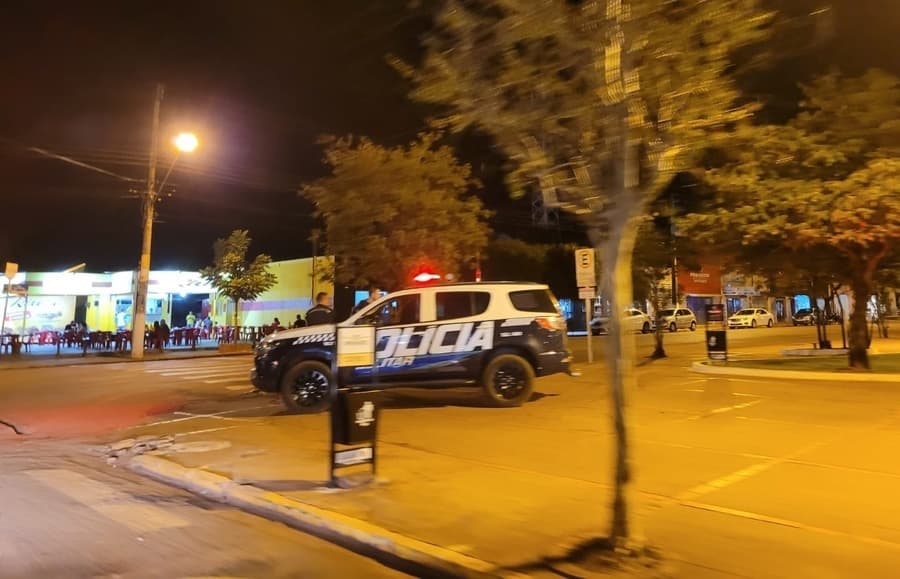 Jovem desmaia durante assalto na praça central e é socorrido pelo Corpo de Bombeiros