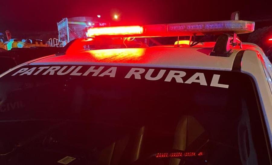 Em posse de arma de fogo, homem quebra móveis de casa e acaba preso pela PM