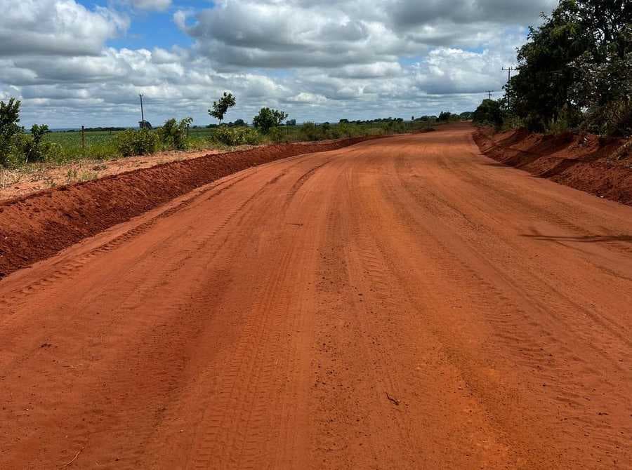 Estradas do assentamento Jiboia recebem manutenção pela Prefeitura de Sidrolândia