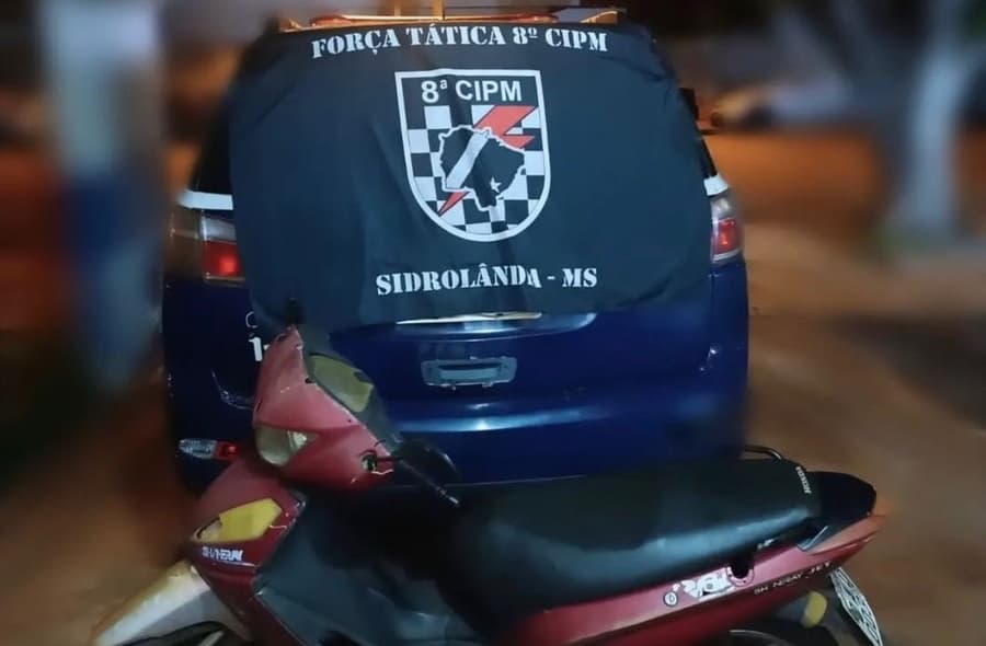 Polícia Militar recupera moto furtada e captura homem com mandado de prisão em aberto
