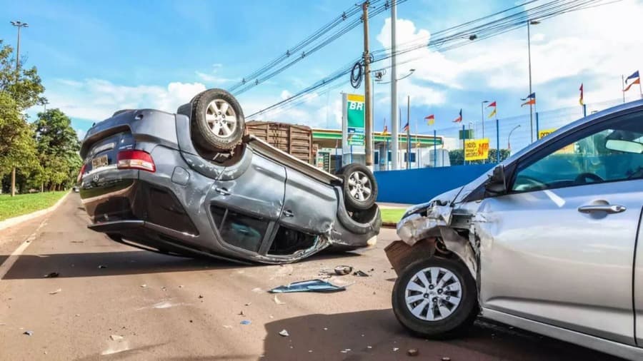 Veículo com casal de Sidrolândia capota em avenida na Capital