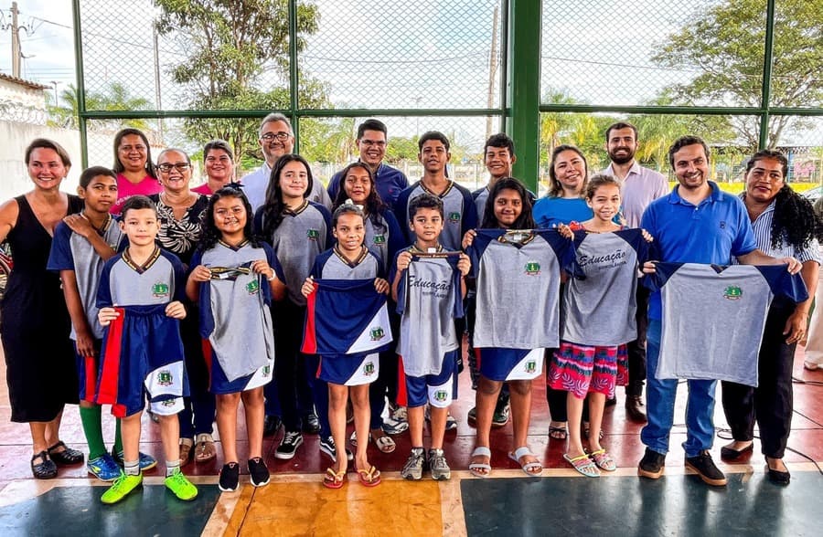 Iniciada pela Escola Porfíria, a entrega dos uniformes para a Rede Municipal de Ensino