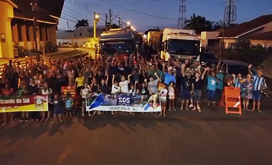 Comboio com doações de Sidrolândia ao RS sai com nove carretas e 25 voluntários