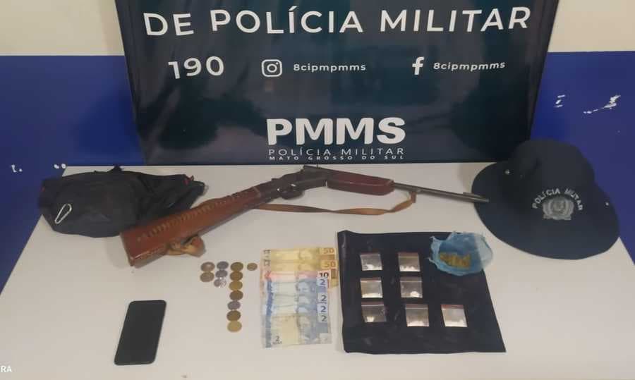 Polícia Militar prende jovem de 19 anos por tráfico de drogas e posse ilegal de arma
