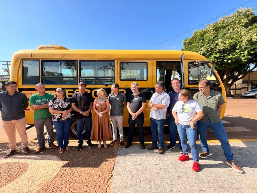 Educação recebe micro-ônibus para reforçar frota do transporte escolar