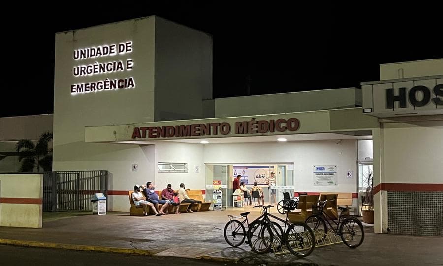 Homem agride mulher com socos, chutes e puxões de cabelo e é esfaqueado por ela