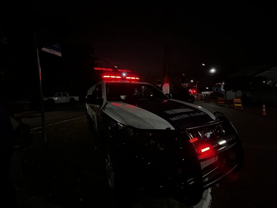 Pistoleiros realizam disparos contra casa de ex-prefeito em Sidrolândia e uma mulher fica ferida