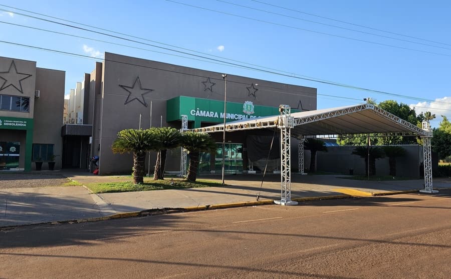 Sidrolândia: Sessão solene na câmara empossa prefeito, vice-prefeita e vereadores às 8h