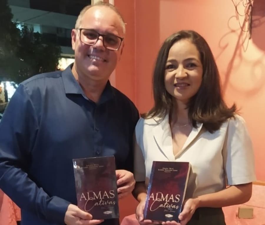 Professora da Rede Municipal, participa de Projeto Internacional de Literatura