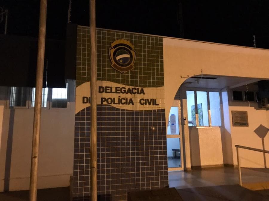 Bandido aborda jovem no centro da cidade, pede água e comete assalto