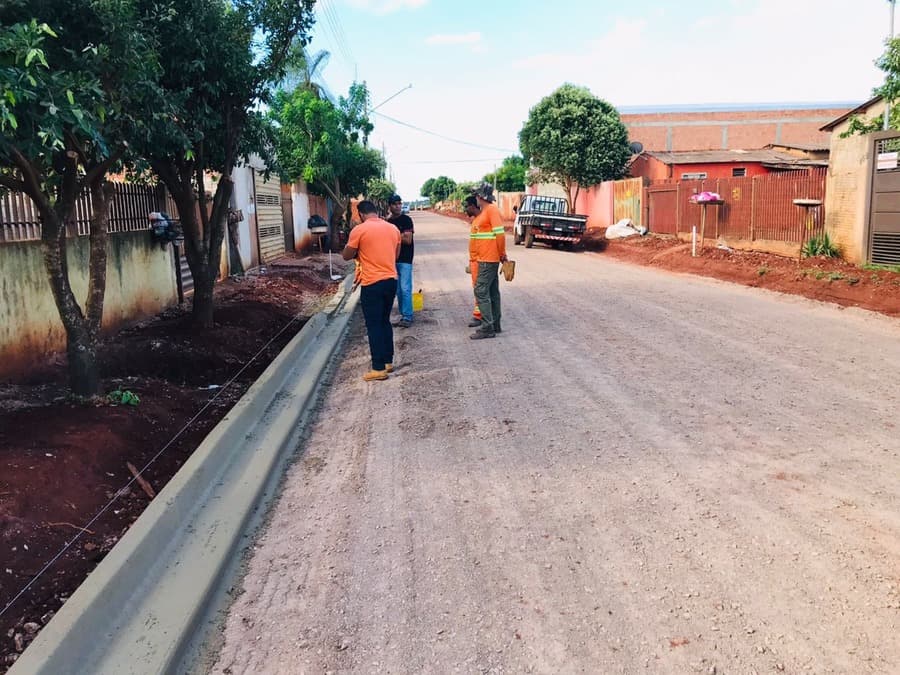 No Bairro Cascatinha 2, Rua Olivaldo Pereira começa a receber meio-fio