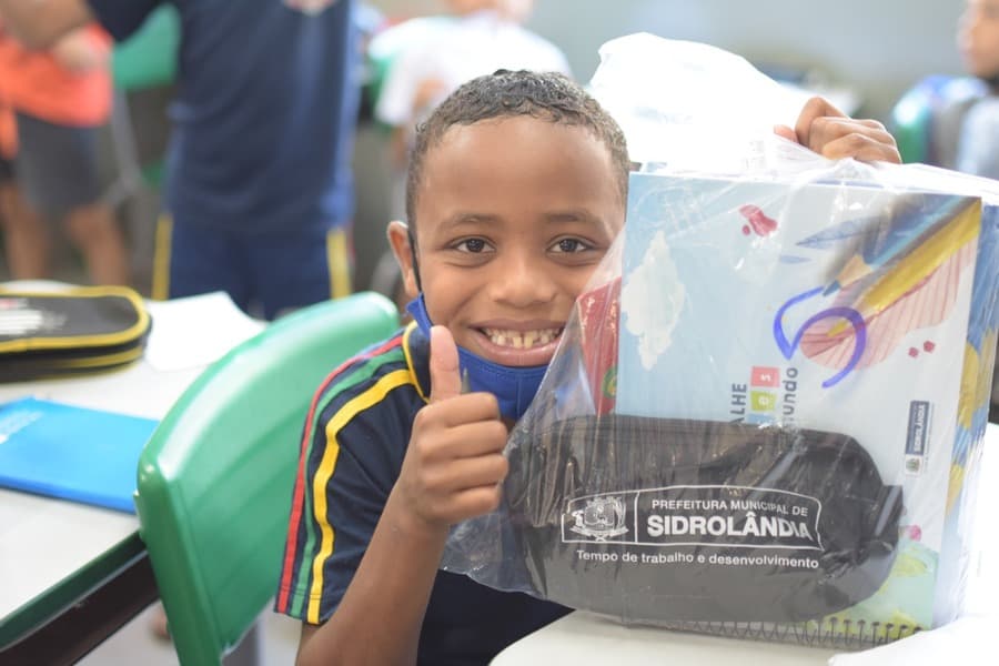 Educação inicia a entrega do kit escolar para os alunos da Rede Municipal