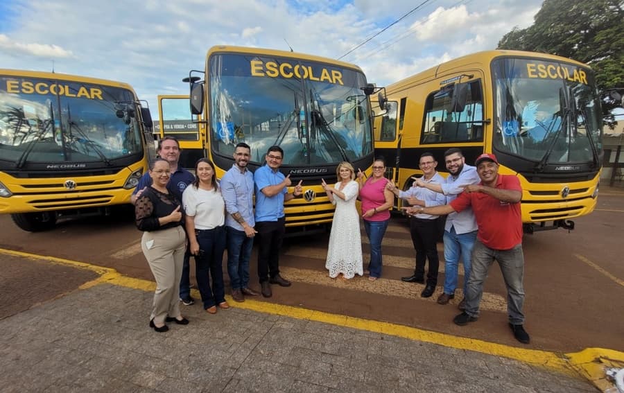Prefeita apresenta novos ônibus adquiridos para o transporte escolar em Sidrolândia