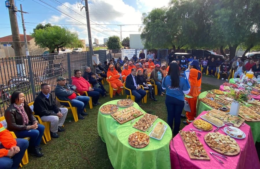 Prefeitura oferece café da manhã com brindes em homenagem ao Dia do Gari