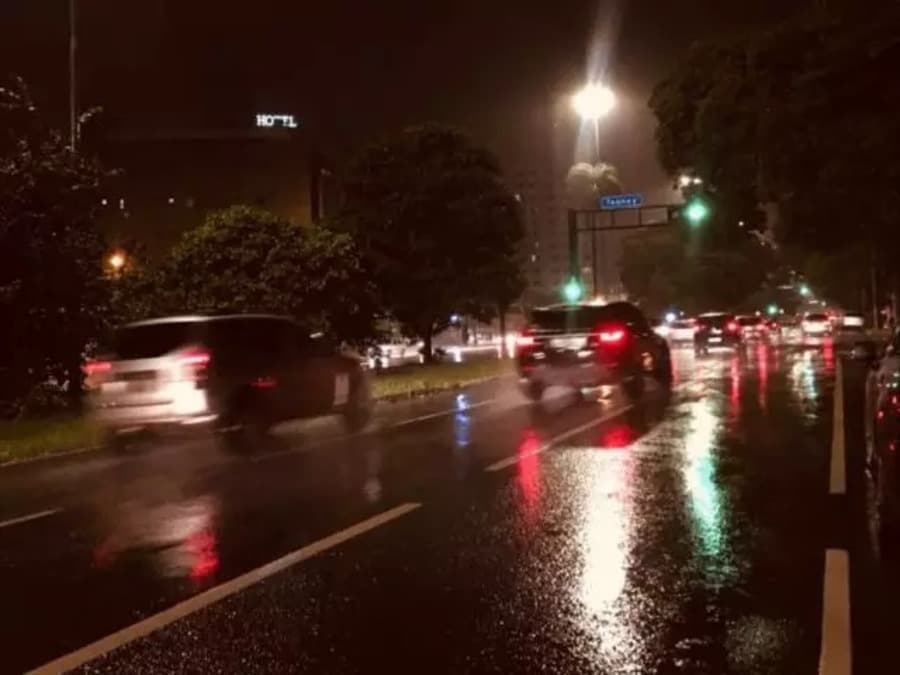 Chuva com mais de 1,8 mil raios deixa bairros sem energia e registra mais de 20 quedas de árvores