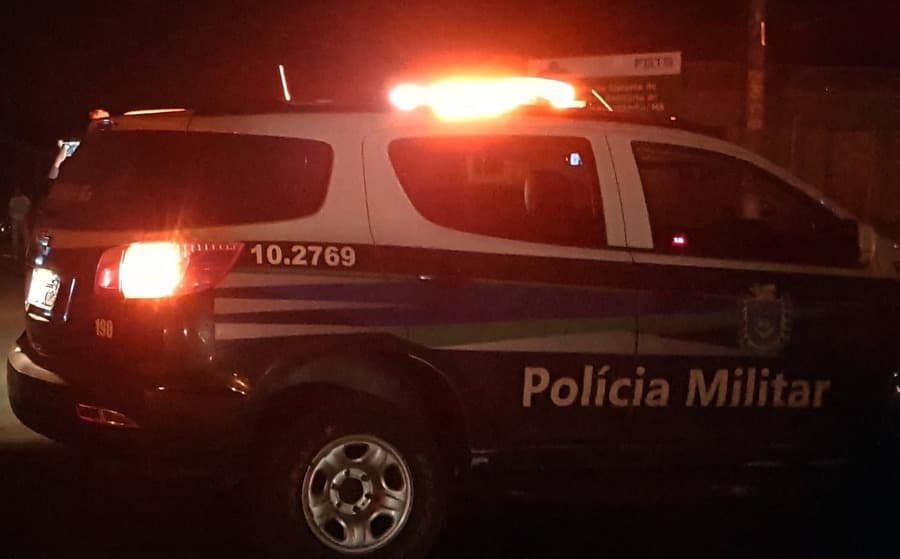 Meliante invade comércio, furta arma de fogo e dinheiro, é perseguido pela PM e foge