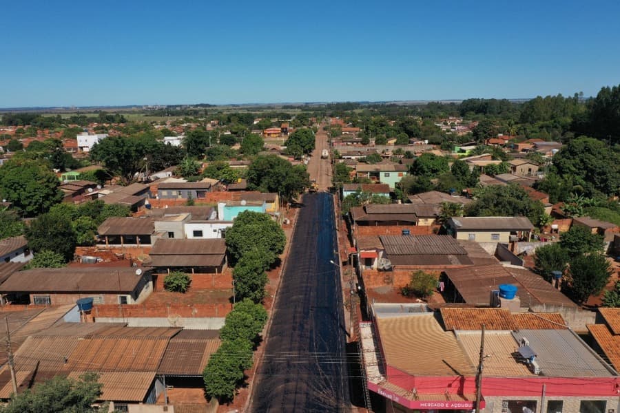 Com previsão de asfalto para a terça-feira, empresa começa imprimação na Rua Oscar Pereira de Brito