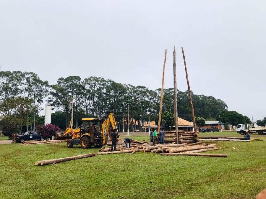 Fogueira da Sidro Nina começa a ser montada no Parque de Exposições