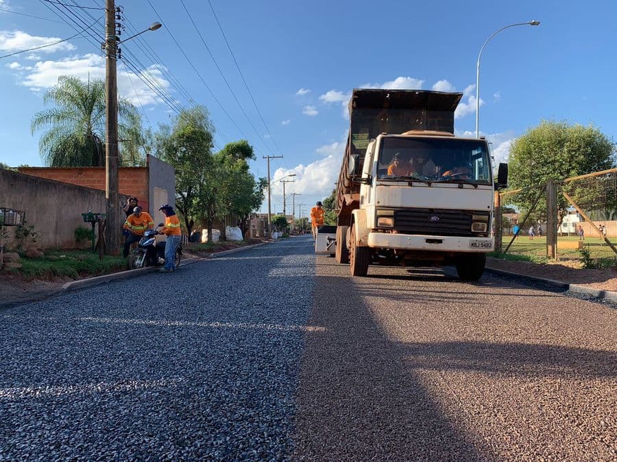 Trecho problemático da Rua Oscar Pereira de Brito recebe pavimento asfáltico