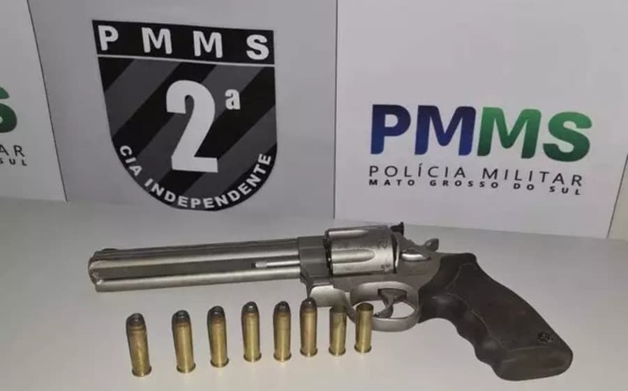 Adolescente é detido ao sair armado na rua, ameaçar moradores e atirar na PM