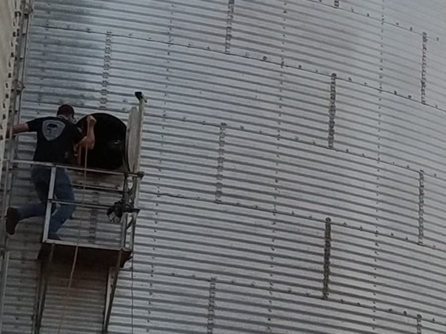 Tragédia: homem de 45 anos morre soterrado por grãos em silo