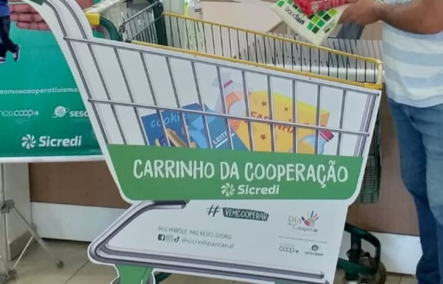 Sicredi Pantanal MS leva Carrinho da Cooperação a dois supermercados de Maracaju