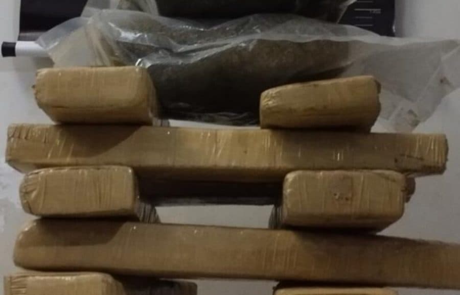 Na MS-162, jovem de 19 anos é preso com maconha e skank escondidos em mochila