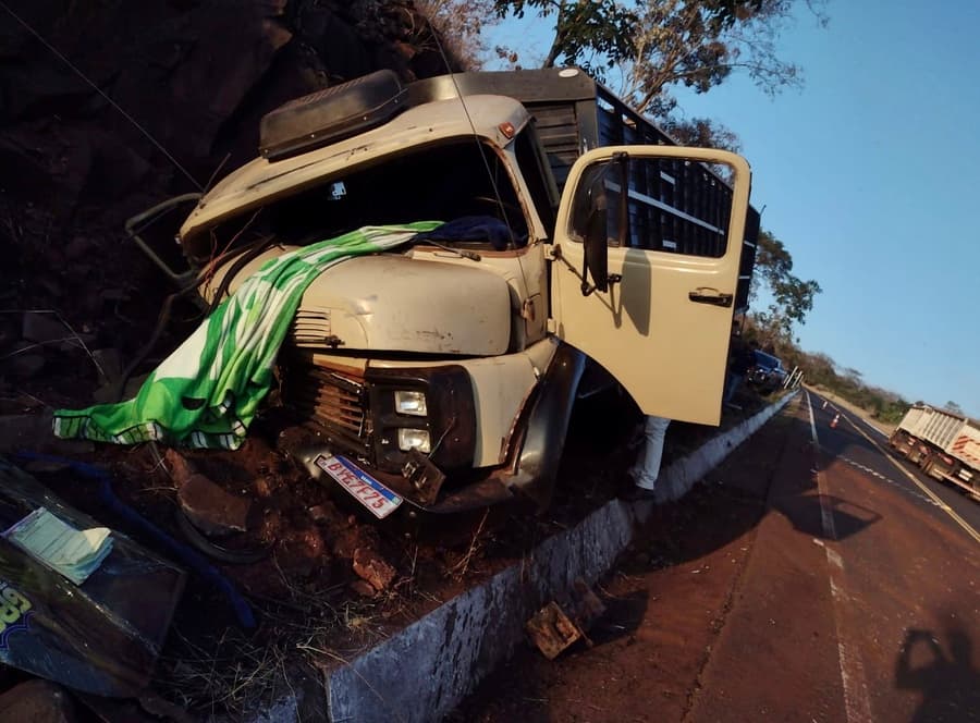 Na Serra de Maracaju, motorista se joga de caminhão após perceber que estava sem freio
