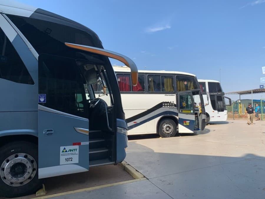 Em Sidrolândia, fiscalização apreende três ônibus irregulares com 97 bolivianos