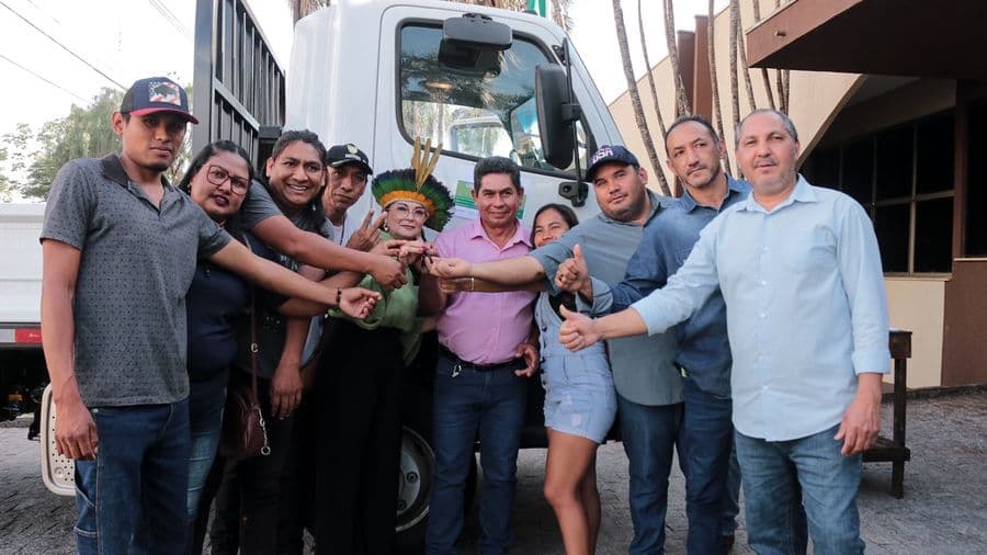 Comunidades indígenas celebram a entrega de caminhão zero km