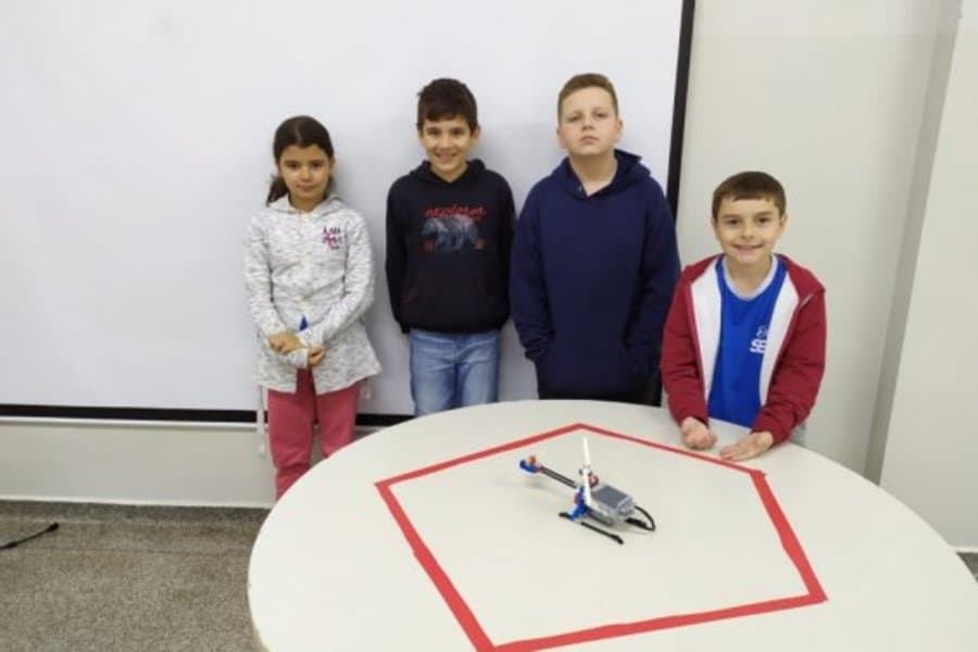 Alunos da Escola Sesi de Maracaju constroem helicóptero em aula de robótica