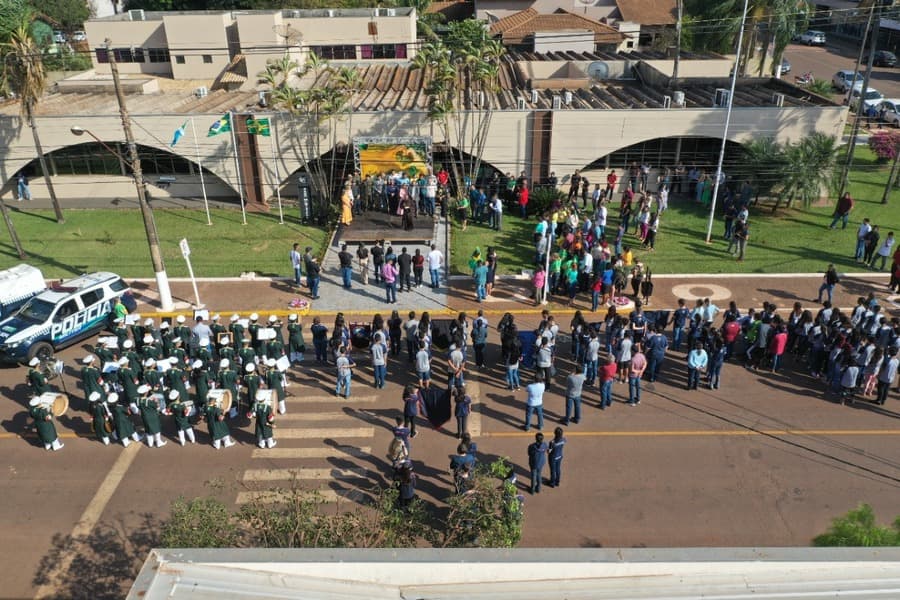 Autoridades civis, militares e escolas prestigiam a abertura da Semana da Pátria