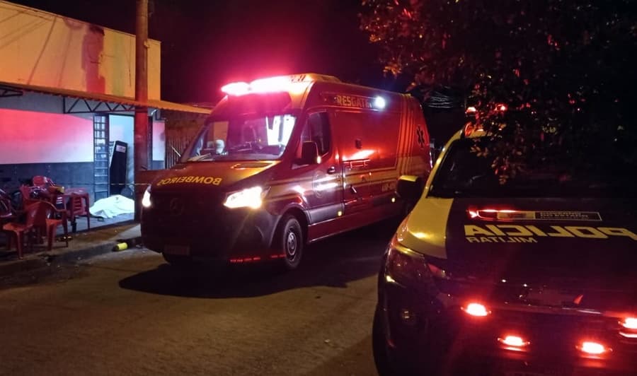 Polícia procura pai e filho suspeitos de matar idoso e esfaquear outro homem