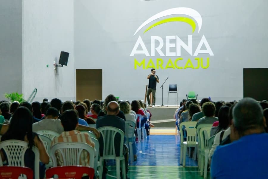 Prefeitura de Maracaju realiza Stand-Up com Diogo Almeida para profissionais da educação