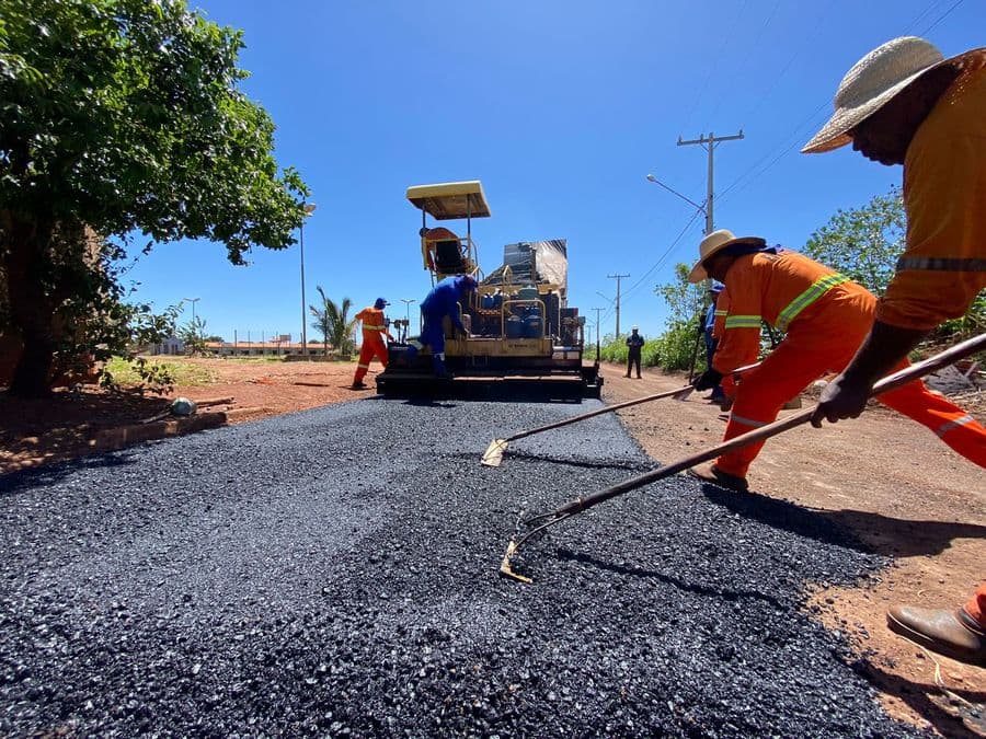 Prefeitura planeja concluir até sexta-feira asfalto do acesso ao frigorífico