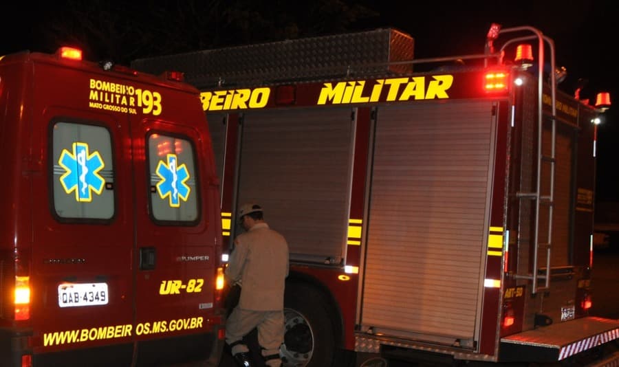 Durante surto, homem de 30 anos tenta agredir os pais e coloca fogo em casa