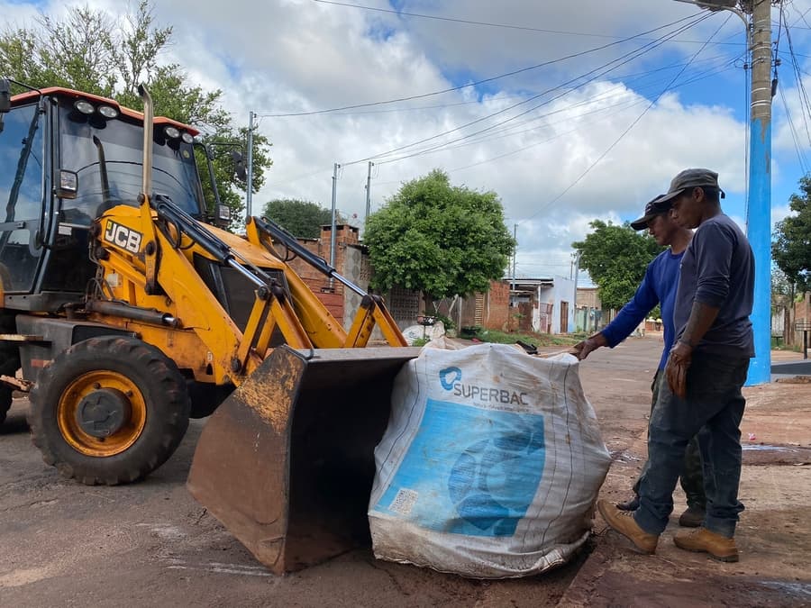 Em Sidrolândia, quatro equipes realizam mutirão de limpeza pela cidade