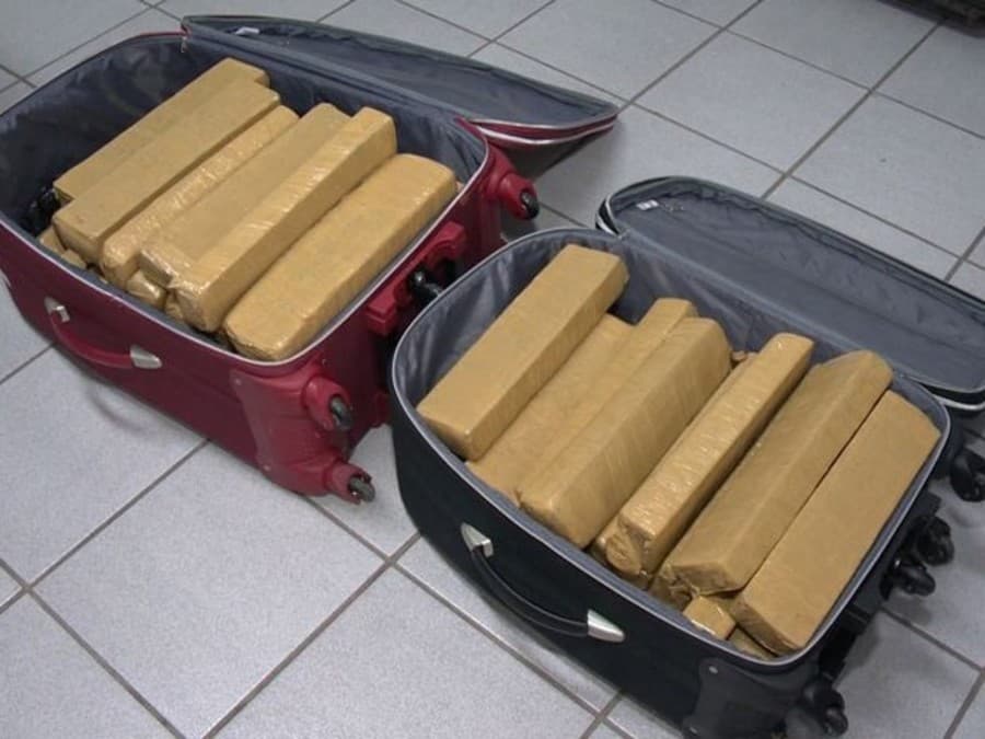 Em Maracaju, dois passageiros de ônibus são flagrados transportando drogas em malas