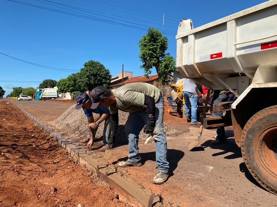 Recém-pavimentadas, ruas do Residencial Olenka recebem meio-fio
