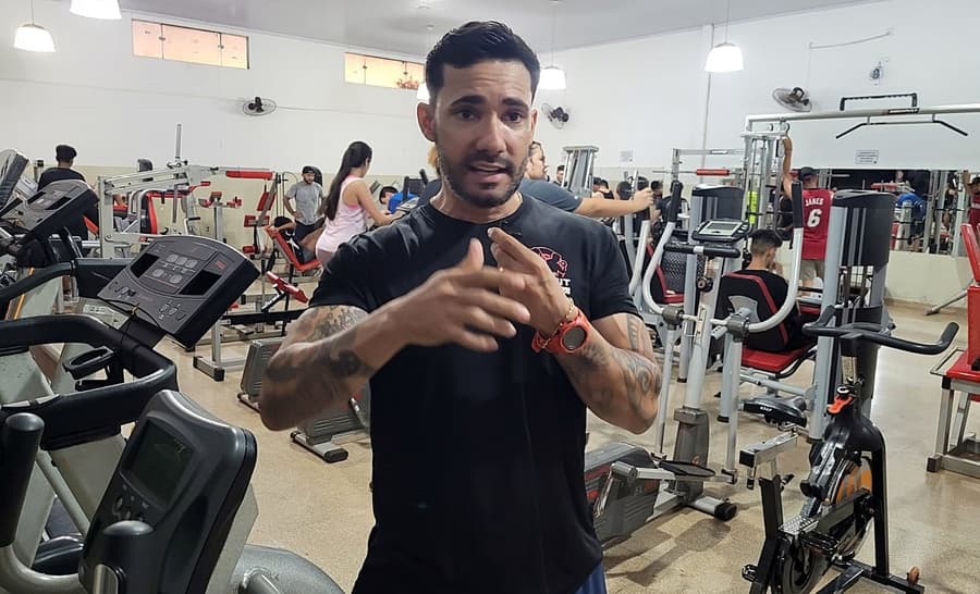Personal trainer Sandro Luiz divulga programas de emagrecimento. Veja