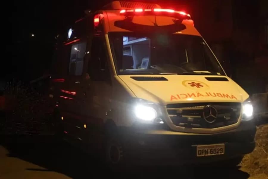 Carro e moto colidem no Centro de Sidrolândia e motociclista é socorrido pelo SAMU