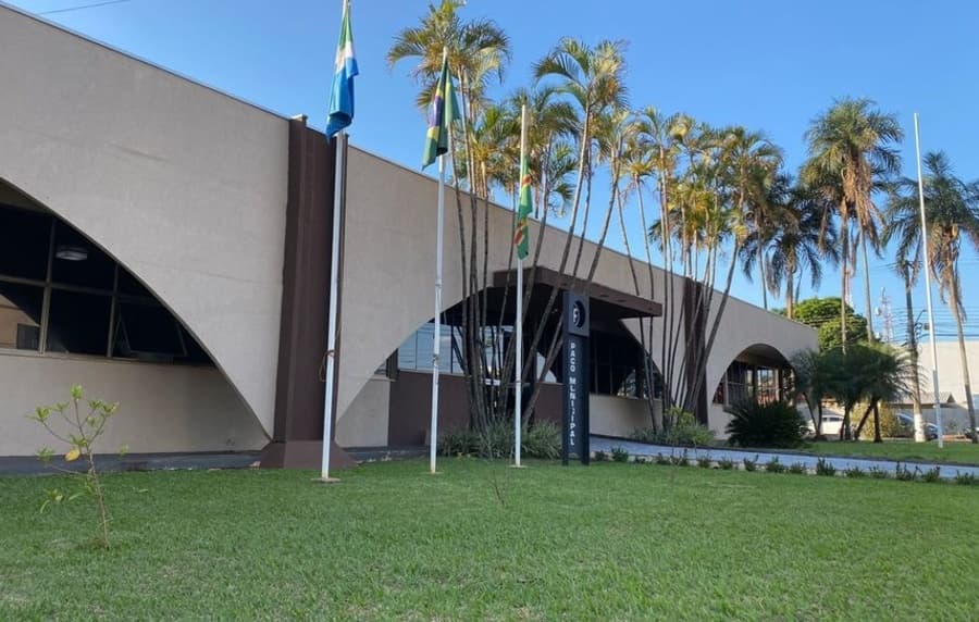 Para cumprir reajuste de professores, prefeitura terá que fazer cortes na folha, diz controladoria