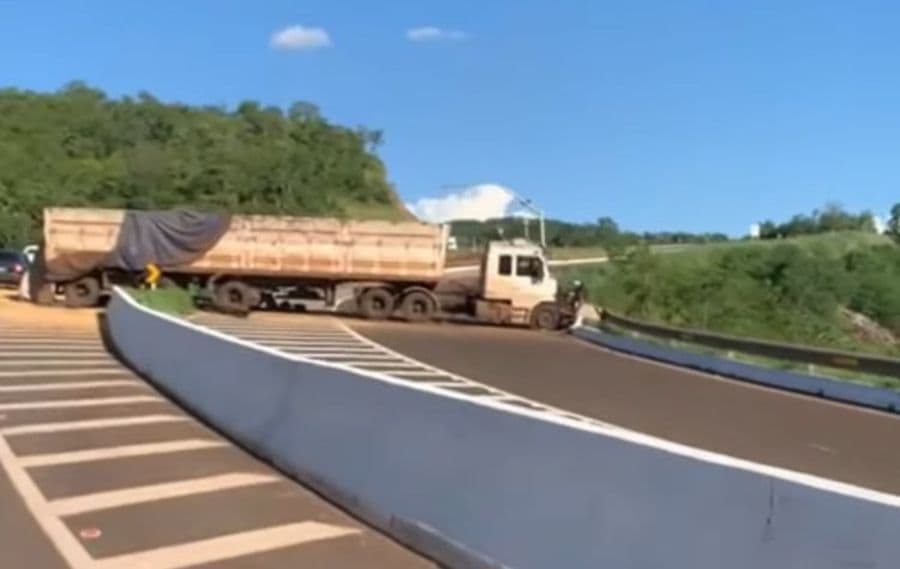 Carreta invade canteiro e quase cai na Serra de Maracaju entre Sidrolândia e Nioaque