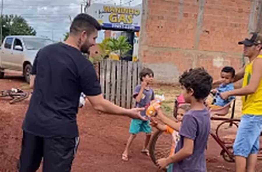 Com apoio de amigos, Will faz alegria de crianças com doação de 250 ovos de páscoa