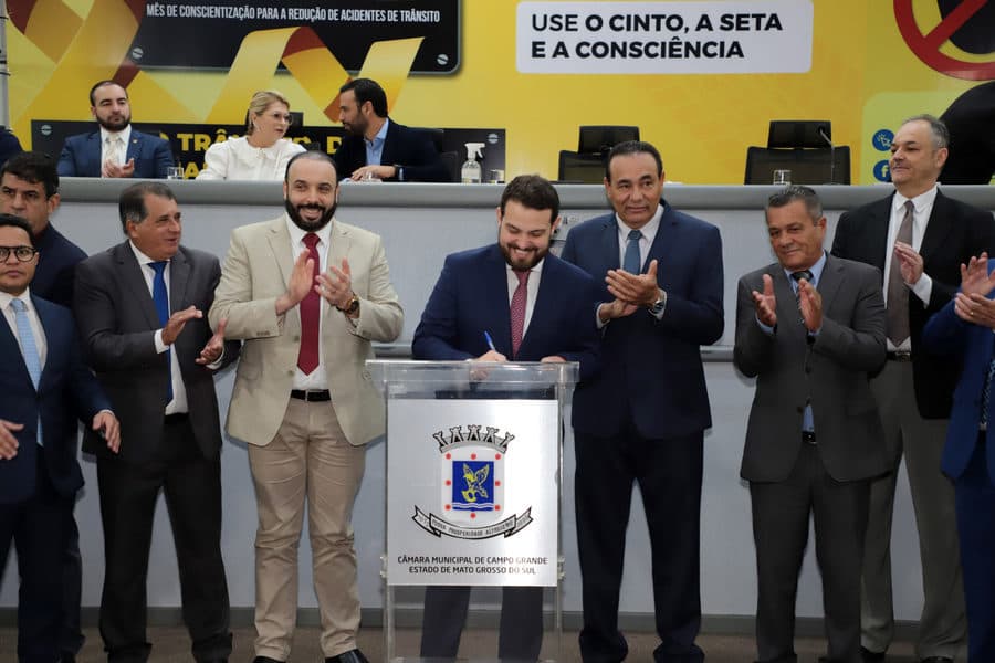 Claudinho Serra deixa cargo em Sidrolândia e toma posse como vereador na Capital
