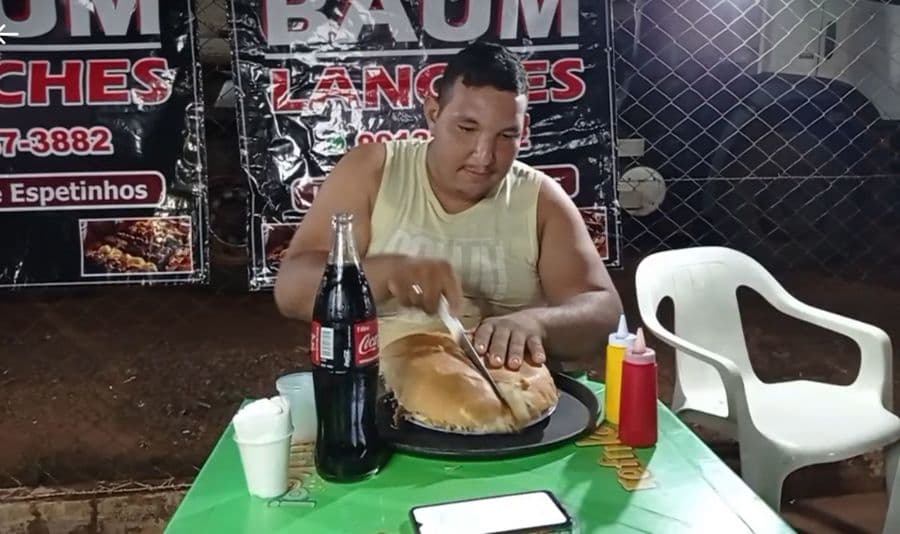 Desafio de comer prensado gigante faz sucesso no “Baum Lanche” em Sidrolândia