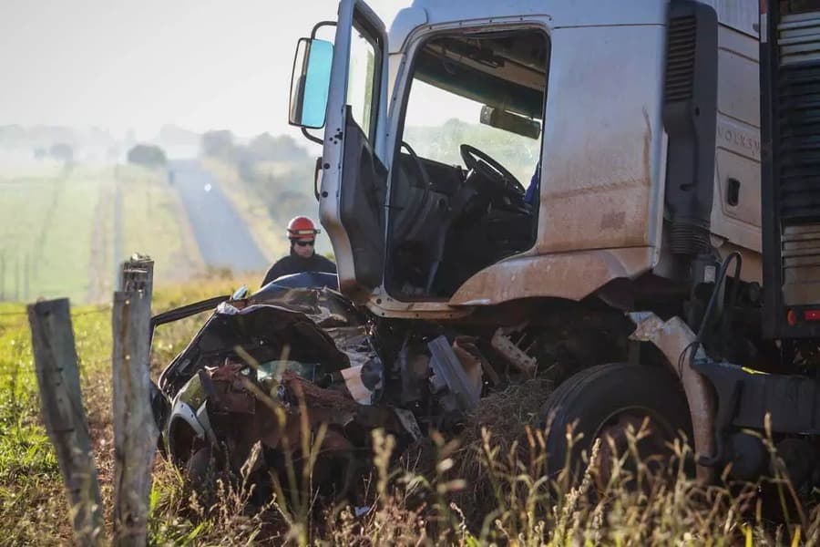 Caminhão com placas de Sidrolândia colide contra Fiat Uno e duas mulheres morrem