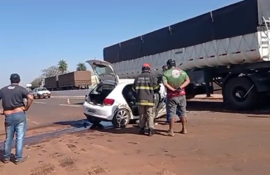 Colisão de Gol com carreta deixa dois feridos na MS-162 entre Sidrolândia e Maracaju