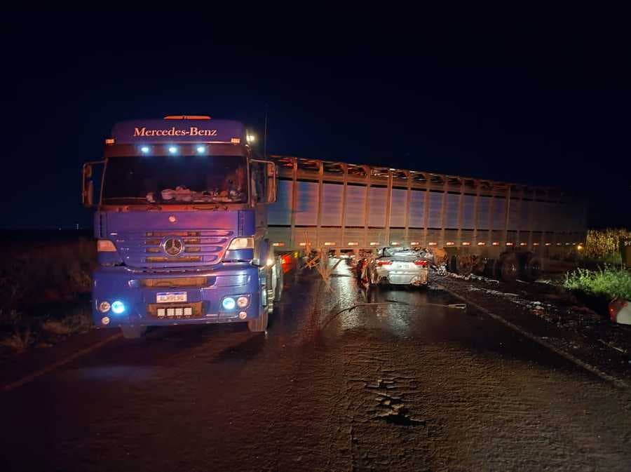 Homem de 49 anos morre após colidir contra carreta em Maracaju