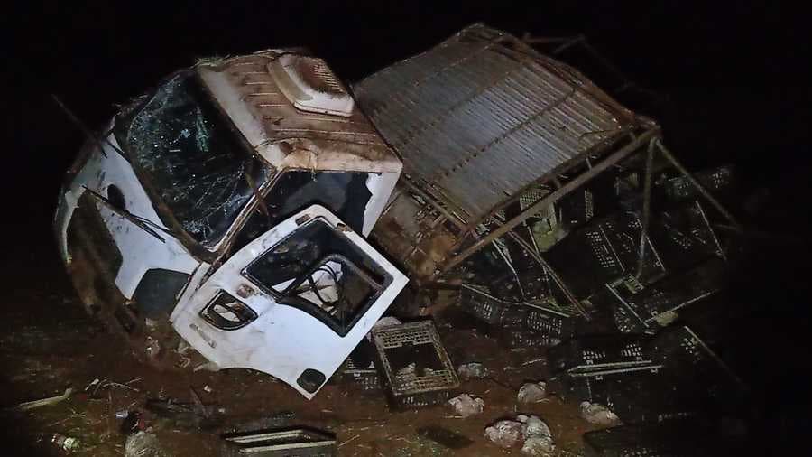 Motorista de 39 anos sai ileso após capotar caminhão na BR-060 em Sidrolândia